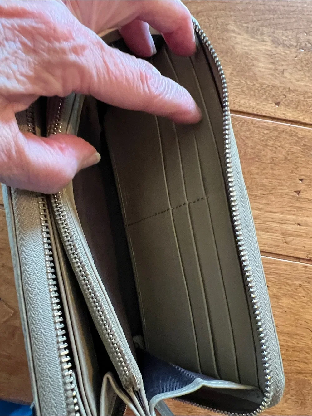 Gucci Light Gray Signature Leather Zip Wallet with Tassel Accent MicrGucciassima
